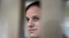ARCHIVO- El reportero del Wall Street Journal Evan Gershkovich en una sala del Tribunal Municipal de Moscú en Moscú, Rusia, el 10 de octubre de 2023. (Foto AP/Alexander Zemlianichenko, archivo)
