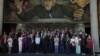 Delegaciones del gobierno colombiano y el ELN posan para la foto tras la inauguración del diálogo en México, 13 de febrero 2023