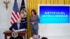El presidente Joe Biden firma este lunes una orden ejecutiva sobre inteligencia artificial, en la Casa Blanca, junto a la vicepresidenta Kamala Harris. (Foto AP/Evan Vucci)