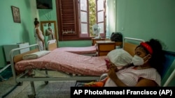 Dos embarazadas esperan el momento del parto en el Hospital de Maternidad Leonor Pérez, de Centro Habana, Cuba. Foto de archivo.