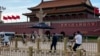 Residentes pasan junto a una camioneta de la policía estacionada frente a la Puerta de Tiananmen, en Beijing, este domingo 4 de junio de 2023. (AP/Emily Wang Fujiyama)
