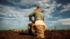 Un campesino descansa sobre un saco de papas, en Alquízar, Artemisa. (Yamil Lage/AFP/Archivo)