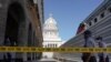 Policías bloquean una calle de acceso al Capitolio Nacional en La Habana. (Reuters/Alexandre Meneghini/Archivo)