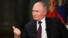 El presidente ruso Vladimir Putin hace un gesto mientras habla durante una entrevista con el expresentador de Fox News, Tucker Carlson, en el Kremlin, el 4 de febrero de 2024. (Gavriil Grigorov, Sputnik, Kremlin Pool Photo via AP)