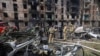 Trabajadores de los servicios de emergencias inspeccionan los daños causados en un edificio de varias plantas por un ataque ruso, en Krivói Rog, Ucrania, el 13 de junio de 2023. (AP Foto/Andriy Dubchak)