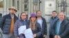 Miembros del OCDH frente a la Oficina del Alto Comisionado de Derechos Humanos de Naciones Unidas, en Ginebra. (Foto: Cortesía OCDH)