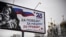 Una valla propagandística en las calles de Moscú, Rusia, el 20 de febrero de 2023: «¡A por Victoria! ¡A por los nuestros! ¡A por Verdad!