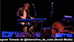 El músico cubano Robertico Carcassés en un concierto en Santo Domingo. Foto de Miguel Antonio Esquerré, tomada de Instagram @interactivo_de_cuba.