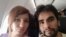 El matrimonio cubano-ruso de los jóvenes Carlos Jiménez y Daria Jiménez en el avión rumbo a Trinidad y Tobago.