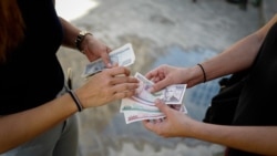 Info Martí | No hay dinero, pero hay dinero en Cuba Info Martí | No hay dinero, pero hay dinero en Cuba