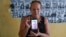 Lisset Fonseca muestra una foto de su hijo, Roberto Pérez Fonseca, preso político del 11J.