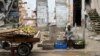 Un vendedor ambulante ofrece frutas y verduras en un puesto improvisado en una calle de La Habana, el 20 de diciembre de 2023. (YAMIL LAGE/AFP).