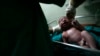 Una enfermera sostiene a un bebé recién nacido en el hospital materno Ramón González Coro, en La Habana. (REUTERS/Claudia Daut/Archivo)