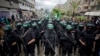 Militantes armados de Hamás conmemoran otro aniversario del grupo en la ciudad de Gaza, en diciembre de 2014. (AP/Khalil Hamra, File)
