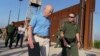 El Secretario de Seguridad Nacional de EEUU, Alejandro Mayorkas, recorre una sección del muro fronterizo en Hidalgo, Texas, Estados Unidos, el 17 de mayo de 2022. Joel Martinez/Pool vía REUTERS/Foto de archivo