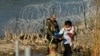 Migrantes son detenidos por funcionarios en la frontera entre Texas y México, el 3 de enero de 2024. (Foto: AP/Eric Gay/Archivo)
