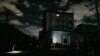 Vecinos se congregan en el exterior de una vivienda en medio del apagón. (Adalberto Roque/AFP).