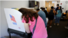 Una mujer vota en las elecciones de mitad de período de 2022 en Chapel Hill, Carolina del Norte, el 5 de noviembre de 2022.