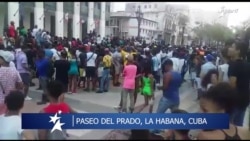 Gran revuelo en El Prado habanero por lluvia de dólares Gran revuelo en El Prado habanero por lluvia de dólares