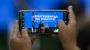 Un periodista toma una fotografía con un teléfono celular del ministro de Relaciones Exteriores cubano, Bruno Rodríguez, dando una conferencia de prensa en La Habana, Cuba. En la isla el Estado controla todos los medios de comunicación y persigue el periodismo independiente.