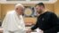 Foto tomada y distribuida como folleto el 13 de mayo de 2023 por los medios del Vaticano: El papa Francisco estrechando la mano del presidente ucraniano Volodymyr Zelensky después de una audiencia privada en el Vaticano.
Folleto / VATICAN MEDIA / AFP