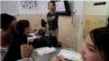 La directora del Centro Cultural Surcoreano de La Habana, Hohyun Joung, enseña lengua coreana a jóvenes cubanos, el 30 octubre 2023. © YAMIL LAGE / AFP/Archivos