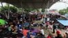 Un domo gigante en la ciudad de Huixtla, en Chiapas, sirve de techo a unos 8 mil migrantes de Haití, Venezuela, Honduras, El Salvador, Guatemala y otros procedentes de África.