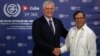 Miguel Díaz-Canel y el presidente colombiano Gustavo Petro se saludan durante la cumbre del G77+China, en La Habana, el 15 de septiembre de 2023. (AP/Ramon Espinosa)
