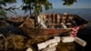 Un bote de madera en el que viajaban cubanos, abandonado en el manglar de Harry Harris Park, en Tavernier, Florida. (AP/Rebecca Blackwell, File)