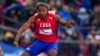 Yoao Illas compite en los 400 metros con vallas en los Panamericanos de Santiago de Chile. (AP/Natacha Pisarenko)