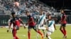 El mediocampista guatemalteco Carlos Mejía intenta un tiro al arco mientras el defensa cubano Dariel Morejón y el mediocampista Neisser Sandó defienden, en un partido de la CONCACAF este martes 27 de junio, en Fort Lauderdale, Florida. (AP/Lynne Sladky)