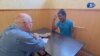 Frank Darío Jarrosay Manfugás (der.) concedió entrevista a Orlando Gutiérrez Boronat en un centro de reclusión ucraniano donde está como prisionero de guerra “ruso”.