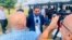 El alcalde de Miami, Francis Suárez, ofrece declaraciones a Radio Televisión Martí frente al LoanDepot Park de Miami. (Foto: Joe Cardona/OCB)