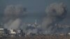 El humo se eleva tras un bombardeo israelí en la Franja de Gaza, vista desde el sur de Israel, el domingo 3 de diciembre de 2023. (AP Foto/Leo Correa)