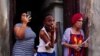 Muchas madres de la isla sufren la separación de sus hijos por la emigración o el presidio político, además del impacto de la aguda crisis económica. (REUTERS/Alexandre Meneghini/Archivo)