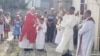 El arzobispo de Santiago de Cuba, Monseñor Dionisio García, junto a feligreses de la comunidad. (Foto: Facebook/Arzobispado de Santiago de Cuba)