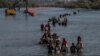 Migrantes ingresan de forma irregular por Eagle Pass, Texas, el 27 de julio de 2023. (REUTERS/Adrees Latif/Archivo)