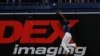 Randy Arozarena atrapa un fly bateado por Rafael Denvers, de los Medias Rojas de Boston, en el juego de este martes, 11 de abril, en St. Petersburg, Florida. (AP/Scott Audette)