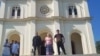 Desde el Santuario Nacional de la Virgen de la Caridad de El Cobre, en Santiago de Cuba, el exprisionero político cubano Ramón Jesús Velázquez Toranzo, acompañado por su familia, lanzaron un llamado a las personas a reunirse en ese punto.