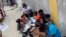 La activista Marthadela Tamayo con niños de la comunidad "La guayaba", en el municipio Cerro, La Habana.