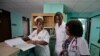 FOTO ARCHIVO. Un médico (derecha) habla con el personal del principal hospital de cardiología de La Habana, el 19 de octubre de 2012. REUTERS/Desmond Boylan