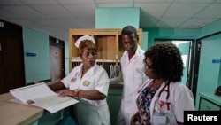 FOTO ARCHIVO. Un médico (derecha) habla con el personal del principal hospital de cardiología de La Habana, el 19 de octubre de 2012. REUTERS/Desmond Boylan