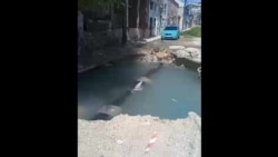 Escape de agua de una tubería crea peligrosa "piscina" en el Cerro Escape de agua de una tubería crea peligrosa "piscina" en el Cerro