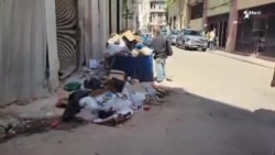 Indigentes buscan alimentos en la basura en La Habana Indigentes buscan alimentos en la basura en La Habana
