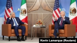 El presidente Joe Biden y el mandatario mexicano Andrés Manuel López Obrador conversaron el domingo vía telefónica sobre la crisis en la frontera entre ambos países.