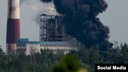 Incendio en uno de los tanques de combustible de la termoeléctrica Antonio Guiteras de Matanzas.