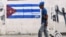 Un anciano camina por una calle de La Habana. (Yamil Lage/AFP/Archivo)