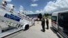 Un grupo de cubanos desciende del avión en el cuarto vuelo de deportación desde EEUU.