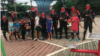 Guerrilleros del ELN posan con varios niños. Foto publicada por la senadora colombiana María Fernanda Cabal.