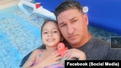 Osain Denis Trujillo y su hija pequeña Amy Caridad / Foto: Facebook
